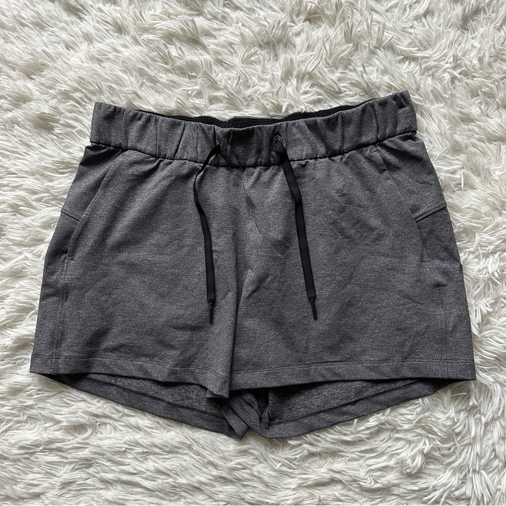 Lululemon On The Fly Active Short 2.5" Size 6